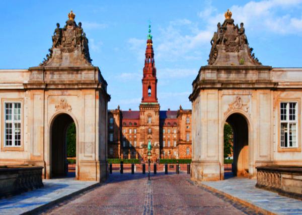 2016-07-06_Christiansborg Palace_Main Entrance to the Royal Stables w 2 Rococo Pavilions on Each Side of the Marble Bridge from 1739 ����˹�ٰ���0001.JPG