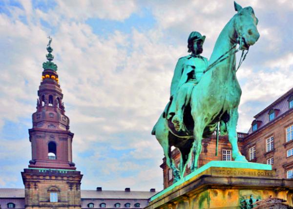 2016-06-25_Christiansborg Palace_Equestrian Statue of Christian IX ����˹�ٰ�������������-0001.JPG