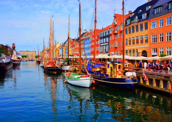 2016-06-25_Nyhavn_Colourful facade and old ships along the Nyhavn Canal �¸��˺��ذ��Ķ������;ɴ�-40001.JPG