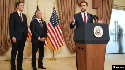 美国副总统JD·万斯在巴基斯坦首都伊斯兰堡与巴基斯坦和伊朗代表会晤后举行的新闻发布会上发表讲话，贾里德·库什纳(左一)与和平使命特使史蒂夫·威特科夫站在他身旁。(2026年4月12日)