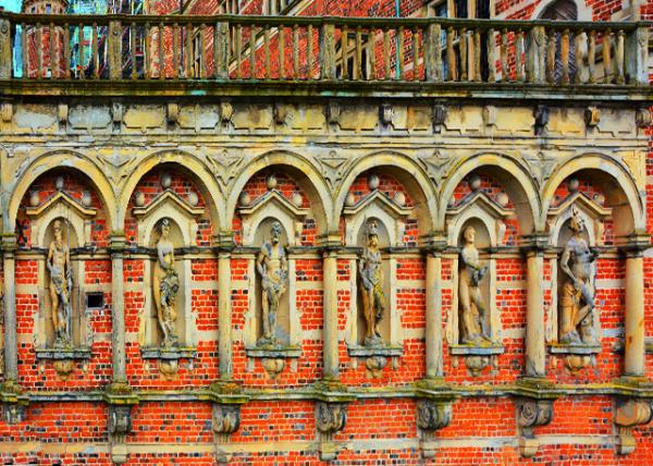 2016-07-06_Frederiksborg Castle_Façade w Statues ��������0001.JPG