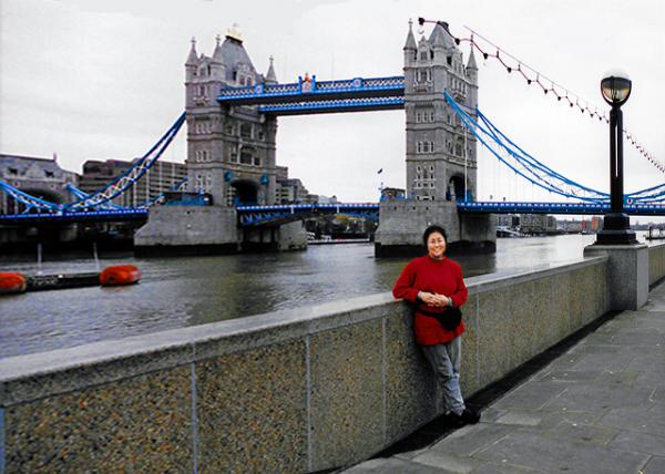 1998-12-26_Tower Bridge, a Bascule & Suspension Bridge in Its Unmatched Victorian or Neo-Gothic Style0001.jpg