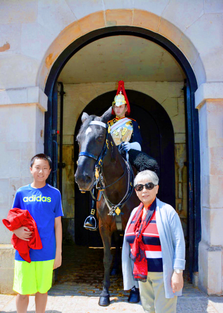 2016-06-24_A sentry of the King's Troop_ Royal Horse Artillery outside Horse Guards �ʼ�������ڱ�-10001.JPG