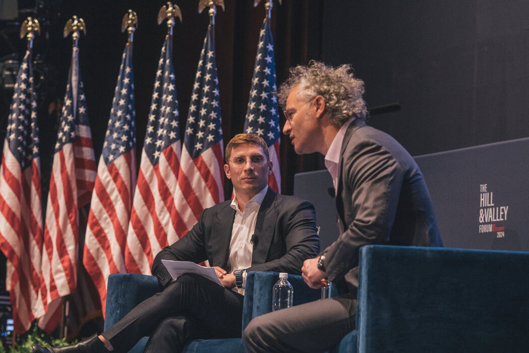 2024�ꡰ����ɽ������̳���ϣ���������Ժ���𾭼�����ĸ��������Ÿ������ն�������Palantir��ϯִ�й�������˹�����ա�