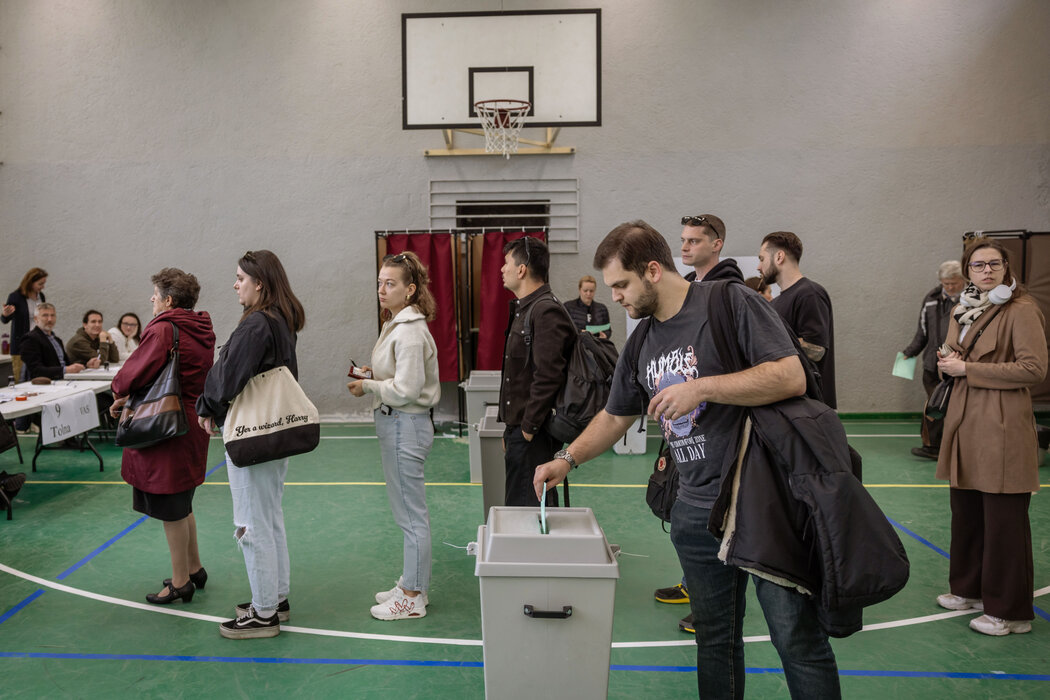 据报道，此次选举投票率很高。周日，布达佩斯的一个投票站。
