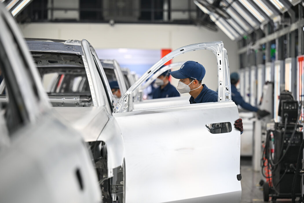 中国重庆的一家汽车工厂。批发价格持续下跌已迫使成千上万的制造商以越来越低的价格出售商品。