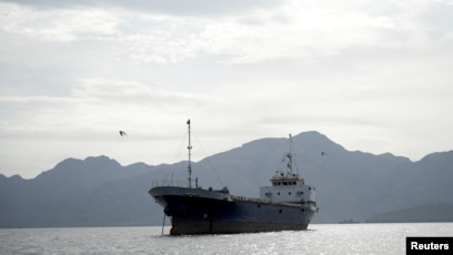 一艘位于阿曼穆桑达姆省沿海霍尔木兹海峡的船只。(2026年4月12日)