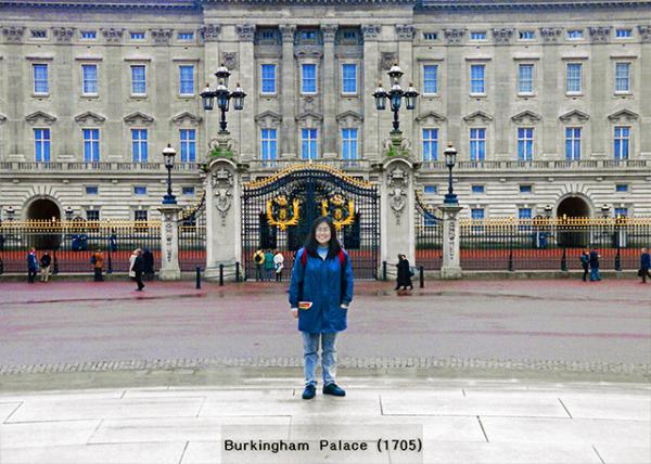1998-12-25_London_Buckingham Palace, the Official London Residence of the UK's Sovereigns Since 18370001.jpg
