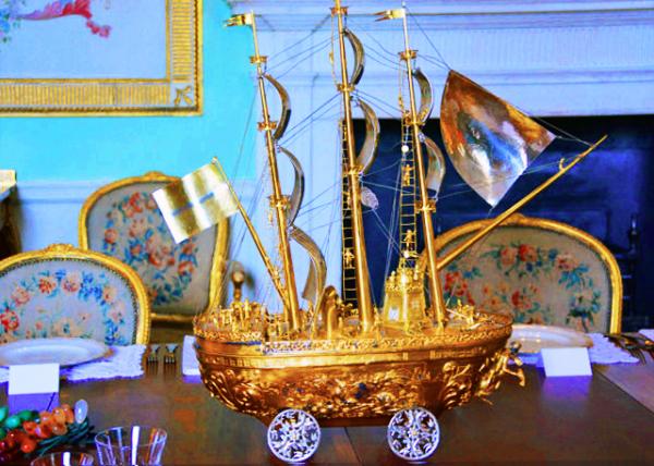 2016-07-12_Inveraray Castle_State Dining Room w Gold Sailing Boat�𷫴�0001.JPG