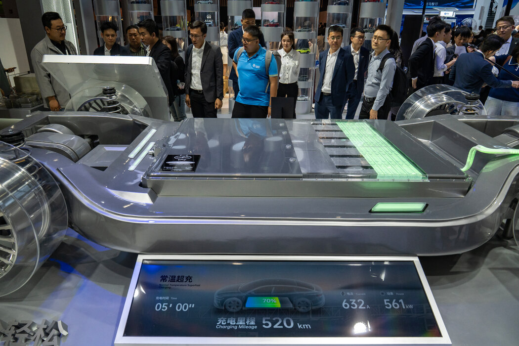 2025年上海车展上展示的一块宁德时代电动汽车电池。