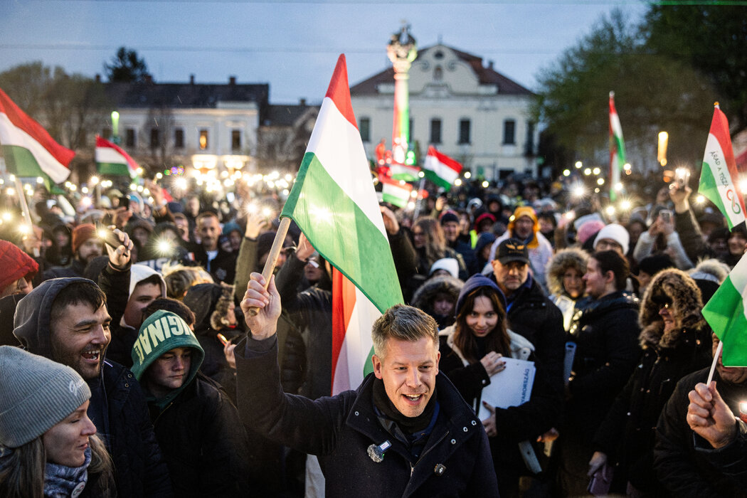 反对党领袖彼得·毛焦尔领导的蒂萨党在匈牙利大选中取得了压倒性胜利,图为他于3月在凯斯特海伊参加竞选集会。