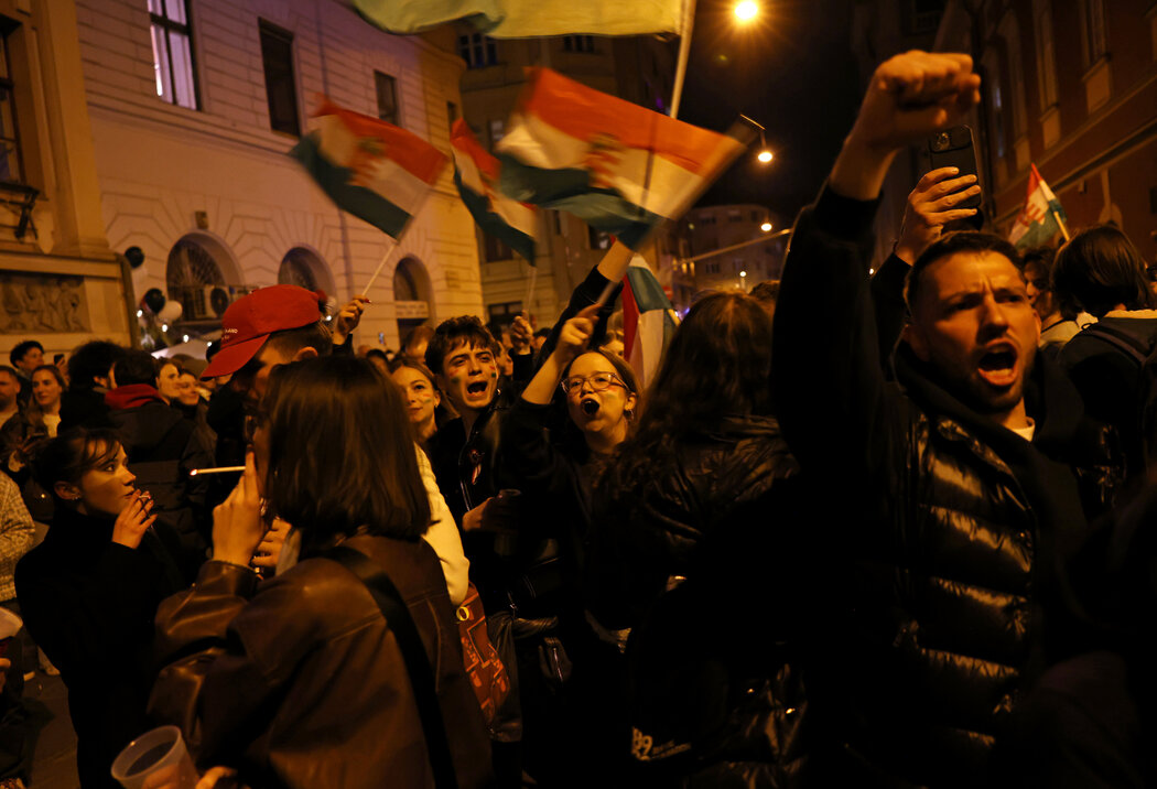 周日,布达佩斯庆祝蒂萨党取得压倒性胜利的人群。