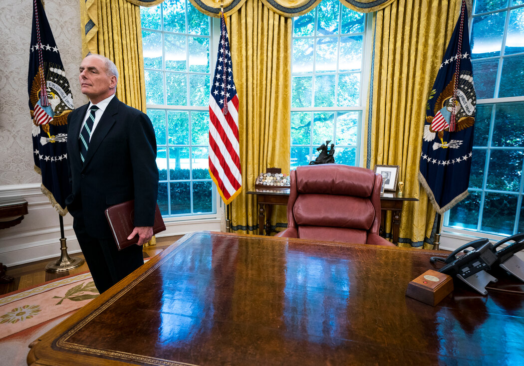 2018年,特朗普第一任期的白宫幕僚长约翰·凯利将军在白宫椭圆形办公室。