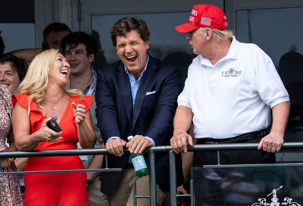 2022年,特朗普在自家位于新泽西州贝德明斯特的高尔夫俱乐部,身边是曾是他最坚定支持者之一的前众议员玛乔丽·泰勒·格林和塔克·卡尔森。