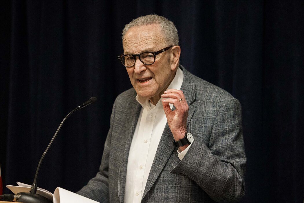 参议院少数党领袖查克·舒默称特朗普是“一个极其病态的人”。