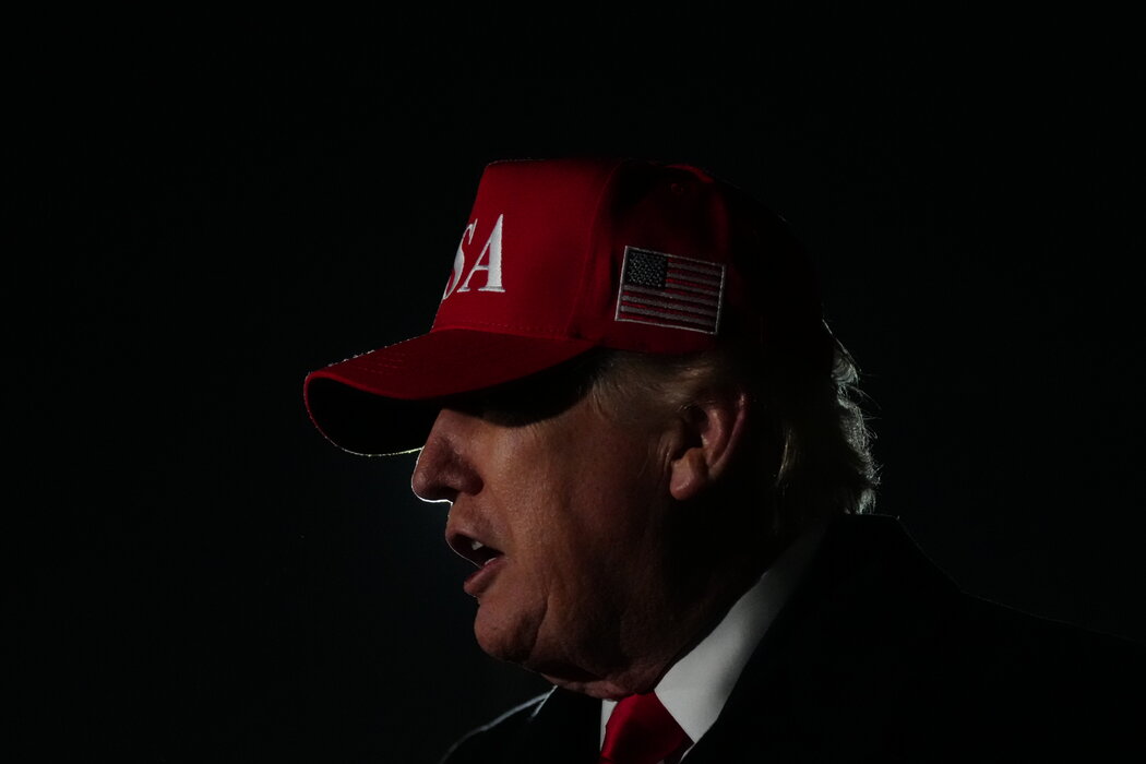 周日晚间,特朗普在返回白宫途中。