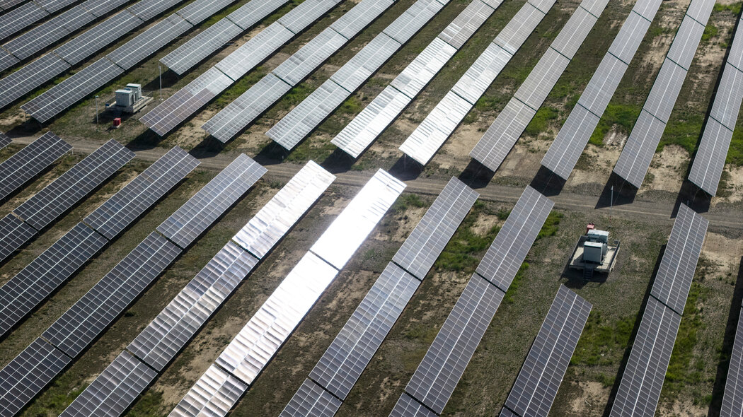 中国是大多数国家的主要贸易伙伴,也是稀土金属和太阳能电池板等制造业必需品的主要或近乎独家供应商。