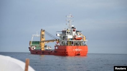 资料照片:一艘位于霍尔木兹海峡,靠近阿曼穆桑达姆省海岸的船只。(2026年4月12日)