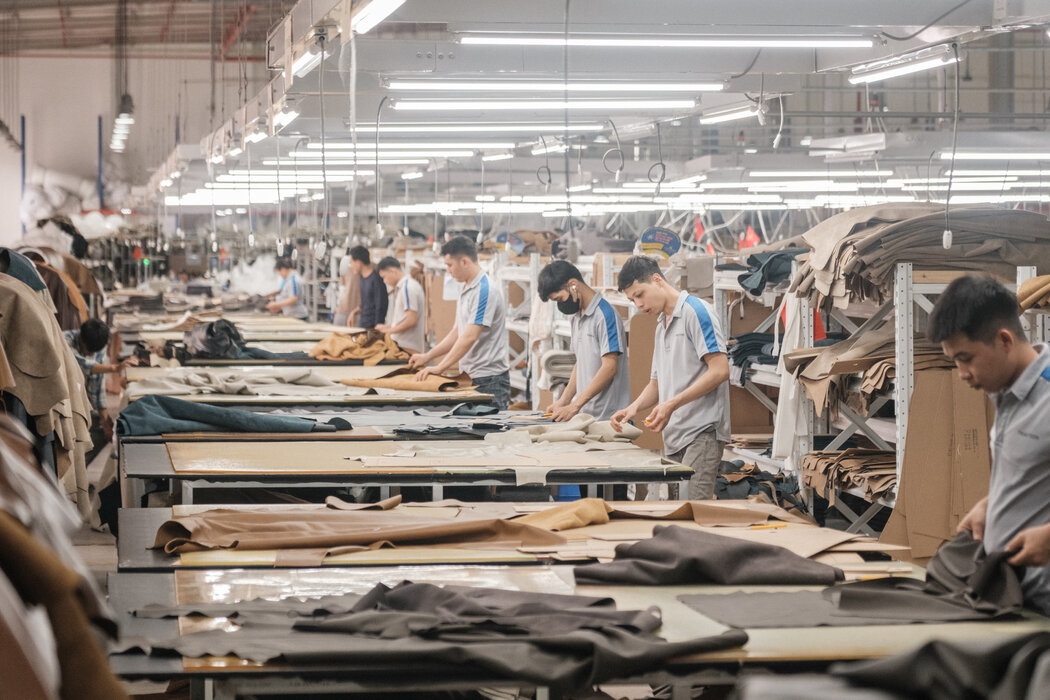 去年,越南一家中資家具廠皮革裁剪車間的工人。