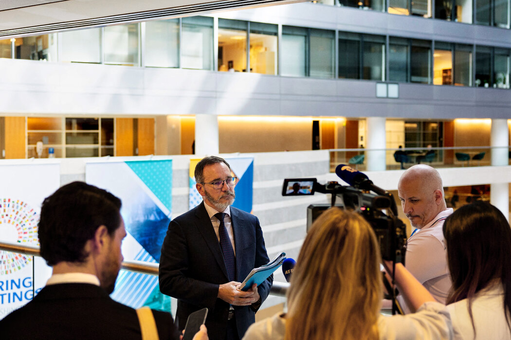 国际货币基金组织首席经济学家皮埃尔-奥利维耶·古兰沙写道:“战争打断了原本稳定的增长轨迹。”