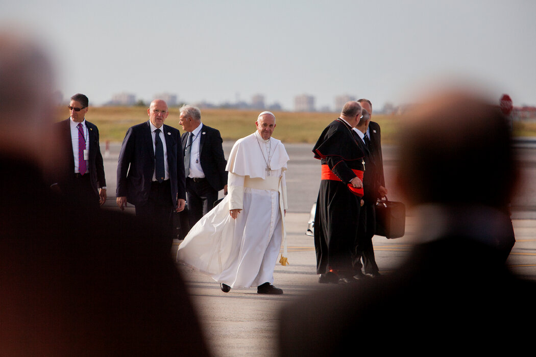 2015年教宗方济各访问纽约期间在肯尼迪机场。许多保守派天主教徒不喜欢方济各直言不讳地倡导贫困群体和移民权益。
