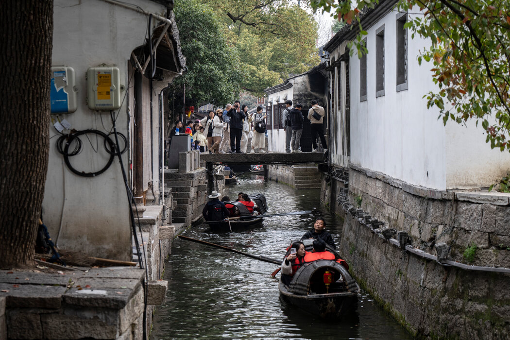 绍兴鲁迅母校附近运河上的观光船。