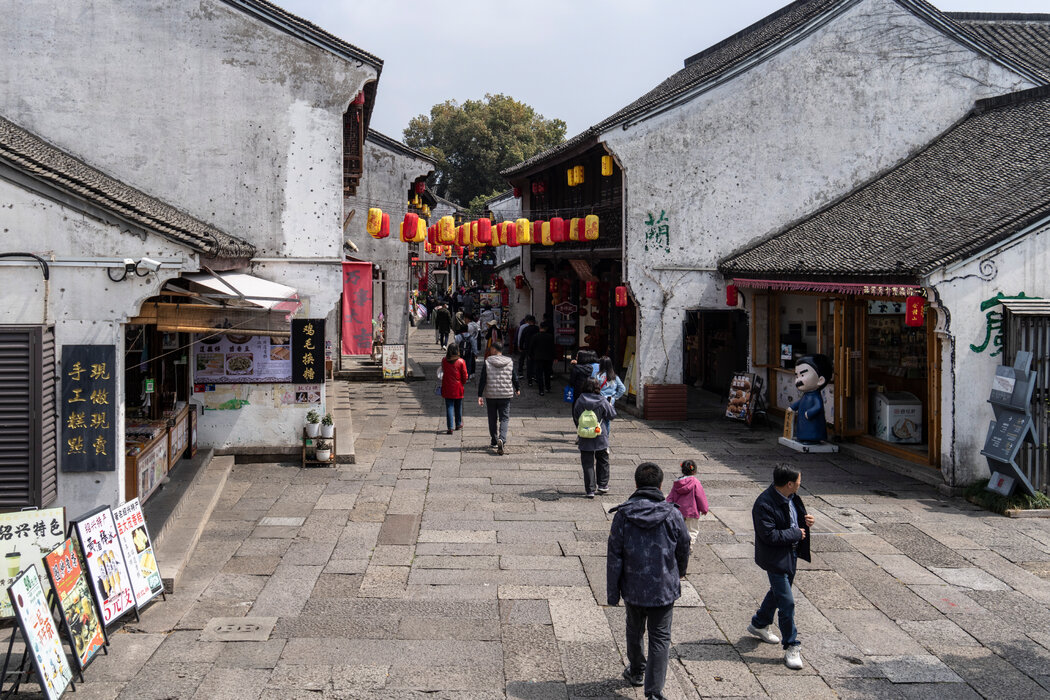 几十年来，鲁迅的研究一直是中国国家学校课程的一部分，尽管其必读作品清单会随着政治风向的变化而定期进行调整。