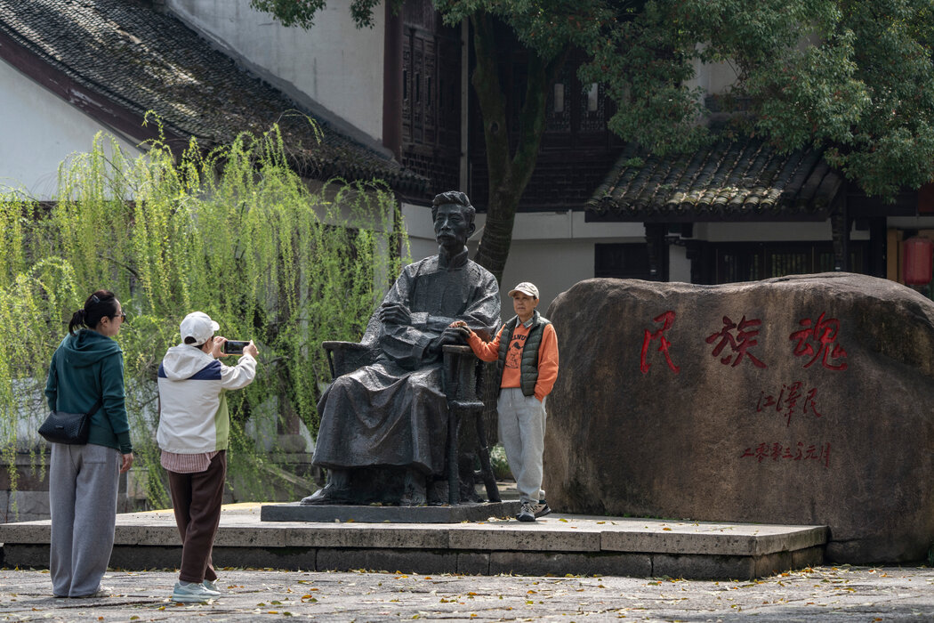 作家雕像旁的一块石碑上镌刻着“民族魂”。