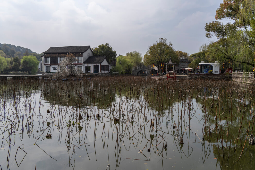 鲁镇的田园风光，这是一个以鲁迅笔下人物为主题的文学主题公园。