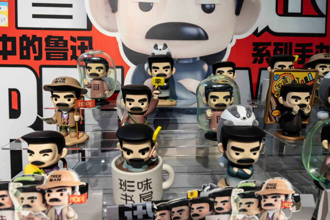 这位天生爱唱反调的作家已从共产主义革命的烈焰象征蜕变为惹人喜爱的吉祥物。