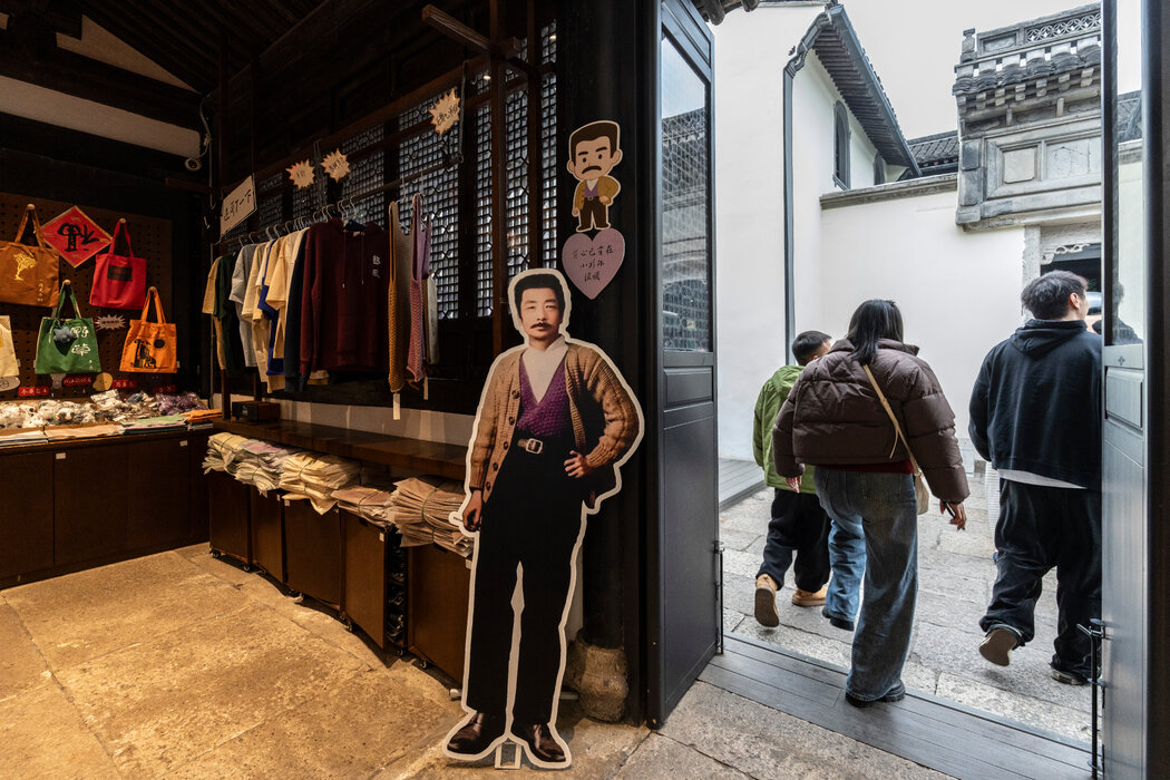 旅游区一家商店里，作家身着其标志性毛衣的剪影。