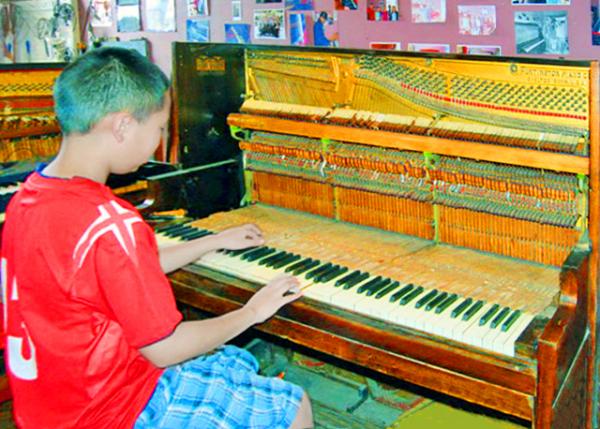 03-29-13_  Harpsichord w Two-tiered Keyboard, on Calle La Ronda ����������̵���ܼ���0001.JPG