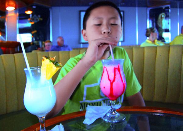 03-31-13_ Celebrity Xpedition_Discovery Lounge ̽����Ϣ��00010001.JPG