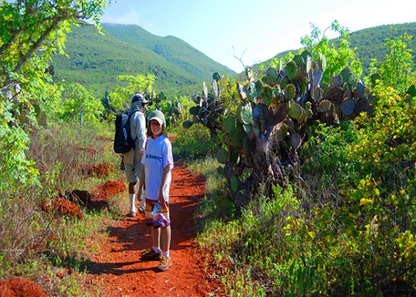 04-01-13_ Rabida Island_Basaltic Lava Poured out of Scoria Cones in Iron Oxide & Magnesium ���Ը���������������þ��ɽ��׶������ʯ����0001.JPG