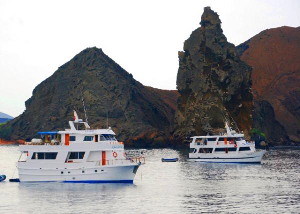 04-02-13_ Bartolom�� Island Viewed from Tagus Cove ������-20001.jpg