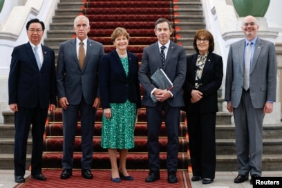 ������Ƭ����������Ժ�絳����Ա������3�µ׷���̨�壬��̨���Ա���档ͼ��������Ϊ̨����������鳤�����ơ��������Ա��ķ������˹�����ݡ�ɳ������ϣ�㡢�ܻ�����ɭ�Լ�������̨Э��(AIT)���������ԡ�(2026��3��30��)