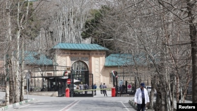 2026年3月22日，一名行人走在伊朗德黑兰的街道上，背景是历史悠久的戈勒斯坦宫。