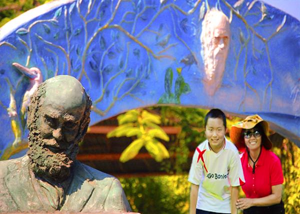 04-06-13_ Puerto Ayora_Bronze bust of Charles Darwin by Gabriel Navas Vinelli-10001.jpg