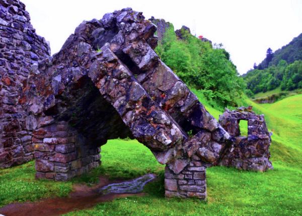 2016-07-15_Urquhart Castle_Broken Masonry from the Destruction of the Gatehouse �ŷ�������ʯ0001.JPG