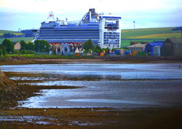 2016-07-15_Caribbean Princess in Cromarty Firth ���������ձȺ�������ͣ���ڿ���������-20001.JPG