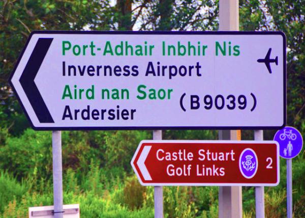 2016-07-15_Sign of Castle Stuart ͨ��˹ͼ���سǱ���·��0001.JPG