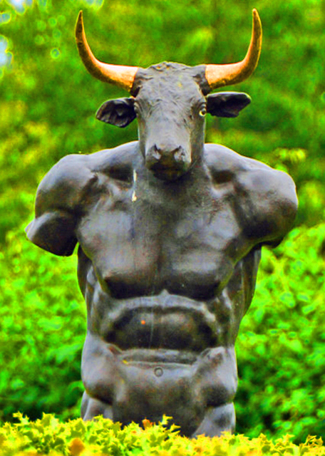 2016-07-15_Cawdor Castle_Graden Sculpture of Minotaur ţͷ��0001.JPG
