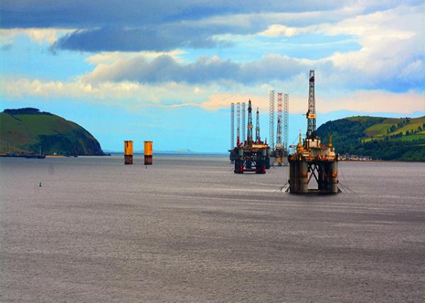 2016-07-15_Invergordon_Oil Rig & Tension Leg Platform Partially Dismantled in the Cromarty Firth ���岿�ֲ����ʯ������������ȼ�-10001.JPG