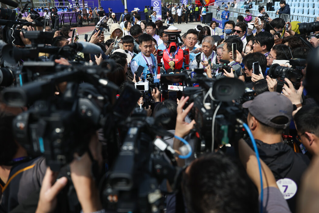 ����������ý����߷�ӵ��������ӵ����̨��ʤ�Ļ����˼�������Ŷӣ���̨���������й������ֻ���������ҫ���Ŷ��з���