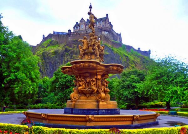 2016-07-16_Edingburgh Castle Viewed from Ross Fountain @ Princes Street Gardens �����ӽֻ�԰����˹��Ȫ�����������Ǳ�0001.JPG