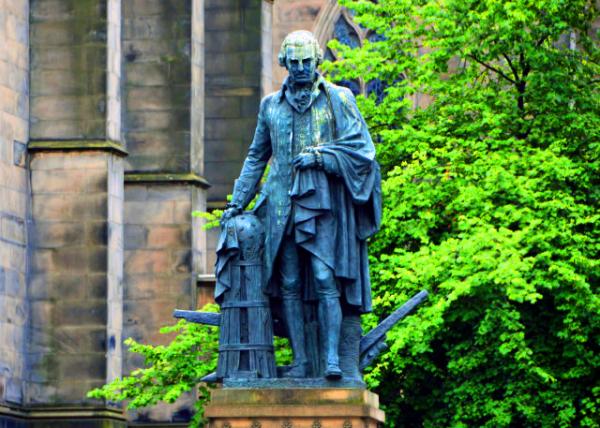 2016-07-16_St. Giles' Cathedral_Statue of Adam Smith �ǵ���˹��0001.JPG