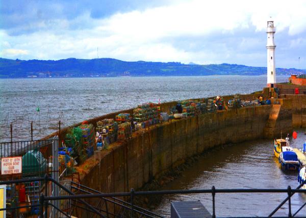 2016-07-16_Firth of Forth_Newhaven Harbour Lighthouse-20001.JPG