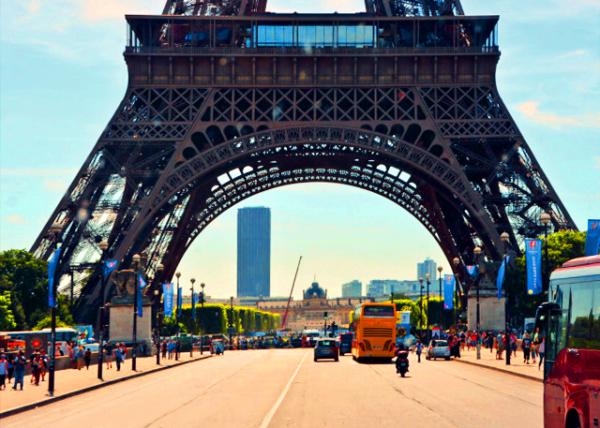 2016-07-18_Eiffel Tower_Base-20001.JPG