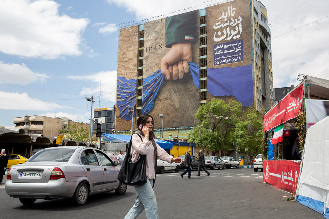 ���µº�����һ���ڻ�չ�������ʶԻ���ľ�Ⱥ�Ͽ���ƿؾ��ġ�