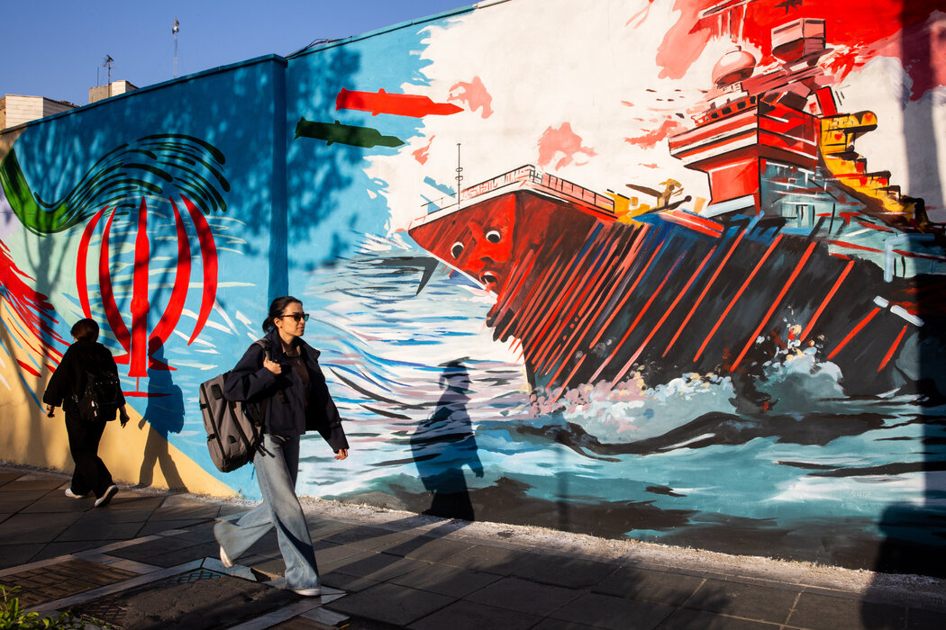 4�£��º�����һ��Ů���߹�һ��������ʵ���Ϯ�����������ıڻ���